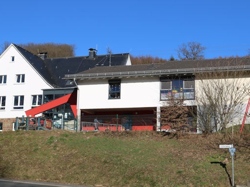 Eine Fotoaufnahme der Kindertagesstätte Wirbelwind in Freusburg, Außenaufnahme