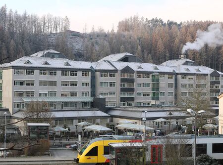 Fotoaufnahme des Kirchener Krankenhauses, zeigt das Krankenhaus von außen mit dem davorliegenden Bahnhof