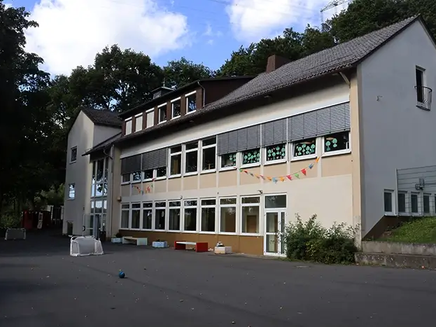 Fotoaufnahme der Grundschule Herkersdorf-Offhausen, Außenansicht