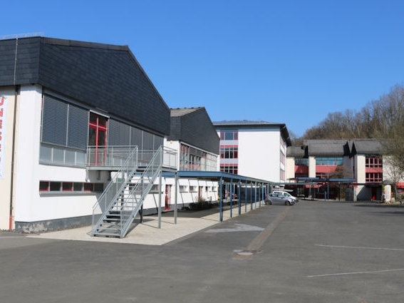 Freiherr-vom-Stein-Gymnasium Betzdorf-Kirchen Fotoaufnahme des Freiherr-vom-Stein-Gymnasium Betzdorf-Kirchen, Schulhof