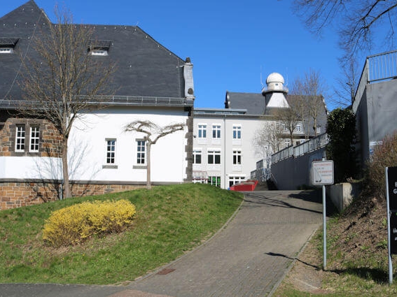 Eine Fotoaufnahme der IGS Betzdorf-Kirchen Geschwister Scholl, Außenaufnahme