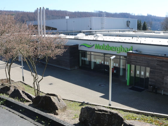 Freizeitbad Molzberg Eine Fotoaufnahme des Schwimmbades Freizeitbad Molzberg
