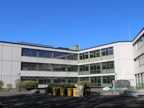 Eine Fotoaufnahme der Berufsbildenden Schule Betzdorf-Kirchen, Außenaufnahme und Schulhof