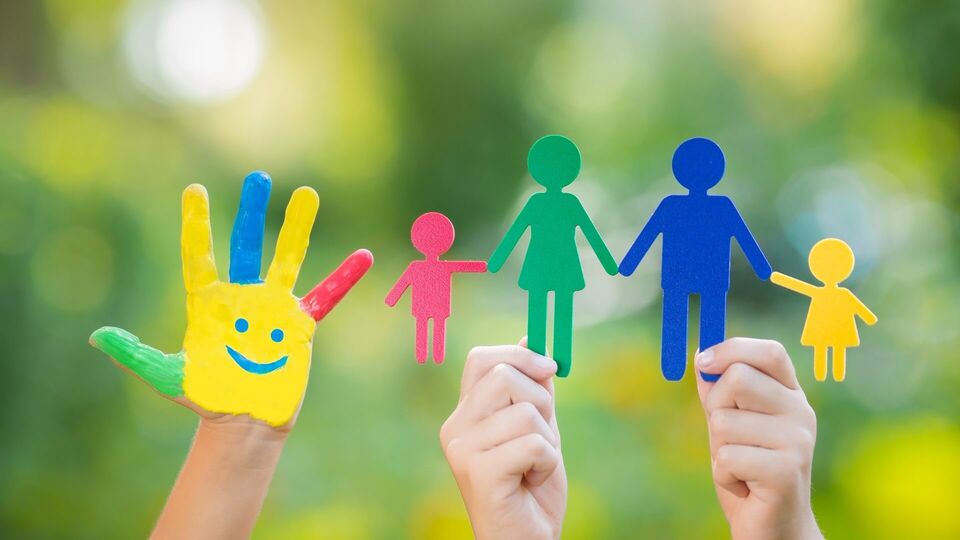 Bunte Figuren stellen eine Familie mit Eltern und Kindern dar.