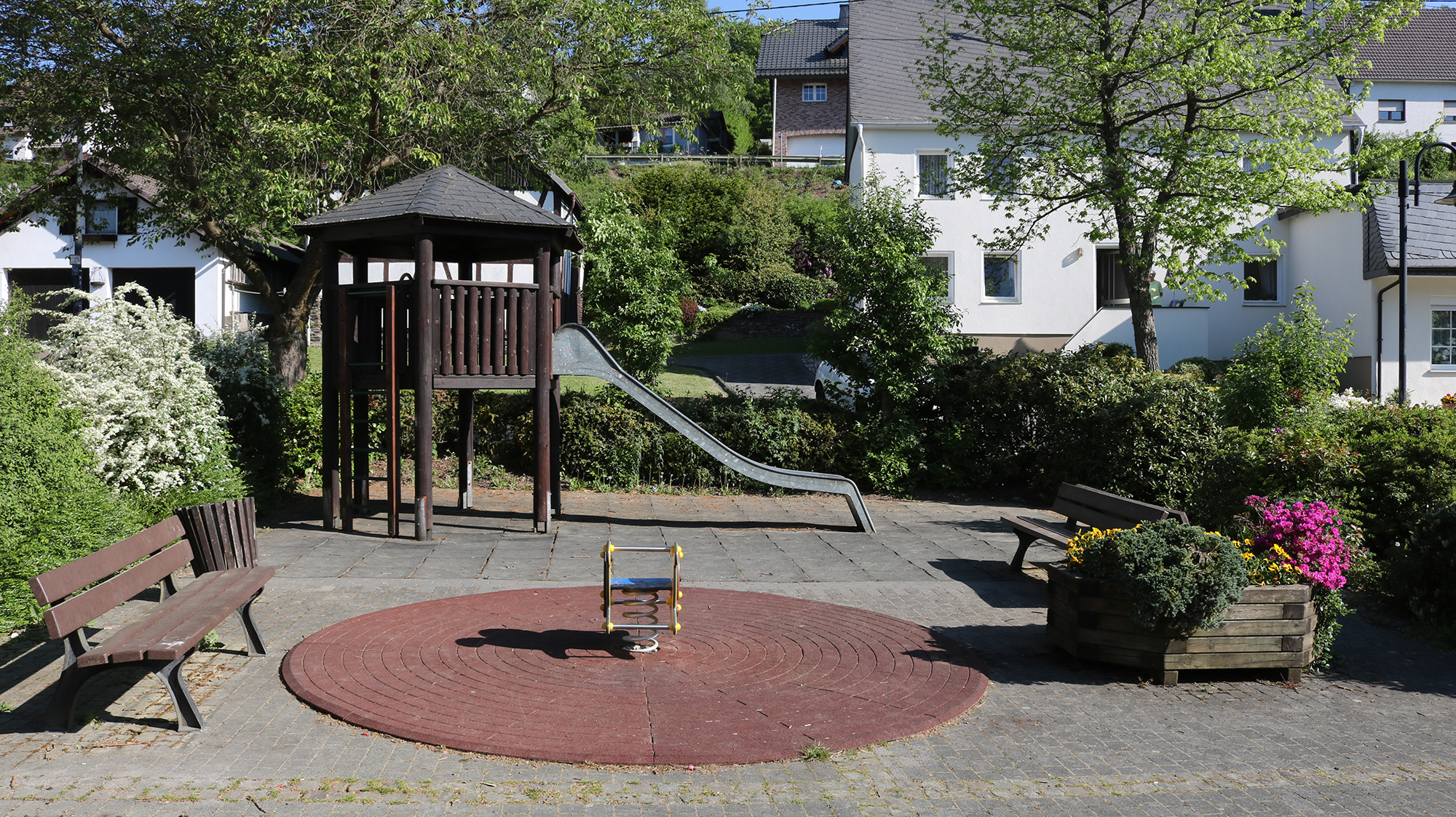 Spielplatz Dorfplatz Herkersdorf Fotoaufnahme vom Spielplatz am Dorfplatz in Herkersdorf, Spielhaus mit Rutsche